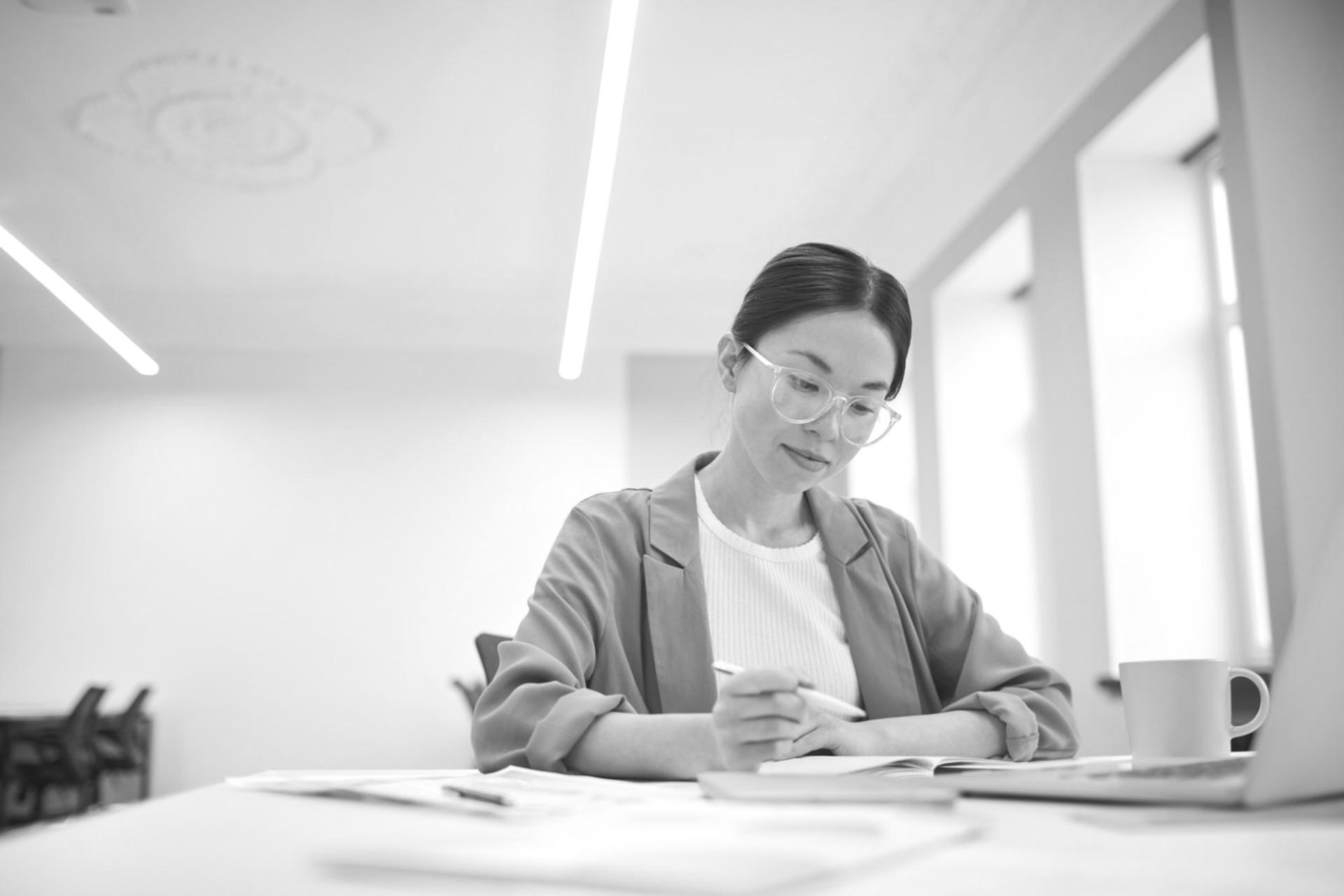 Participantes trabajando en estrategia de marketing para operadores turísticos